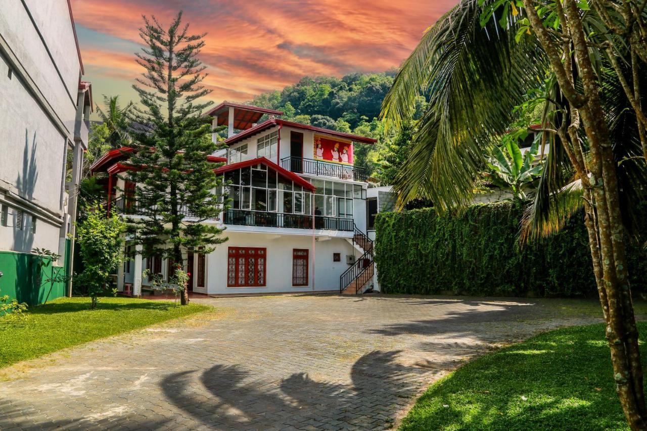 Queens Lodge Kandy Bagian luar foto